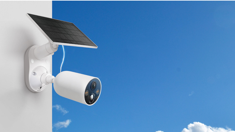 a batterie de la caméra Tapo C425 peut se charger via le panneau solaire. caméra sécurité extérieure Tapo C425 panneau solaire