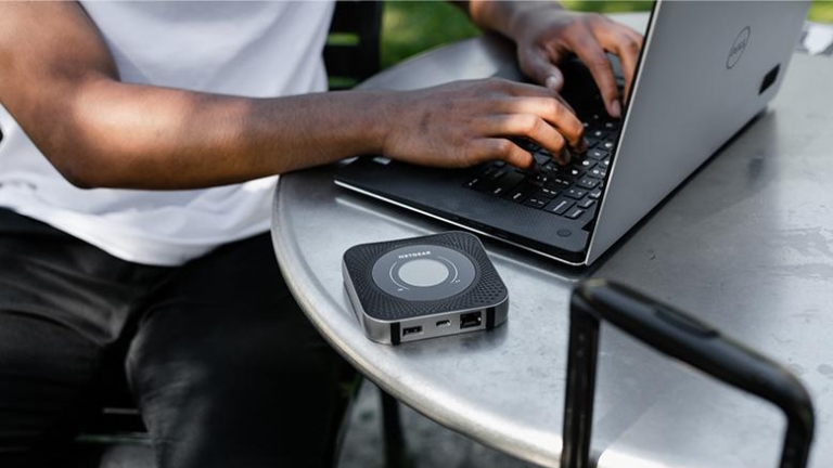 Ce routeur de voyage fonctionne sans fil, disposant d'une batterie de 2000 mAh procurant environ 8 heures d'autonomie. Routeur de voyage Netgear Nighthawk M1